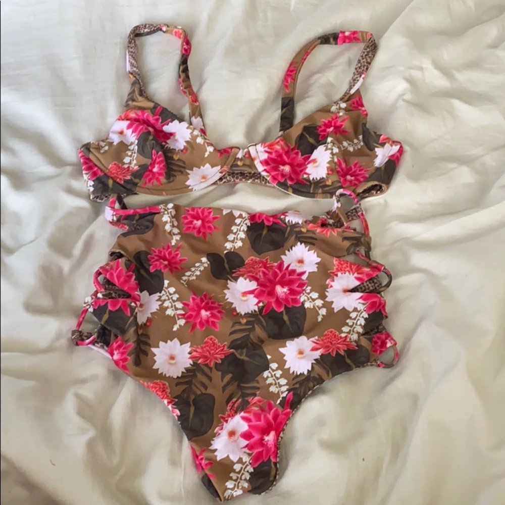 ❤️SOLD❤️Acacia Geneva + queen set in lei day